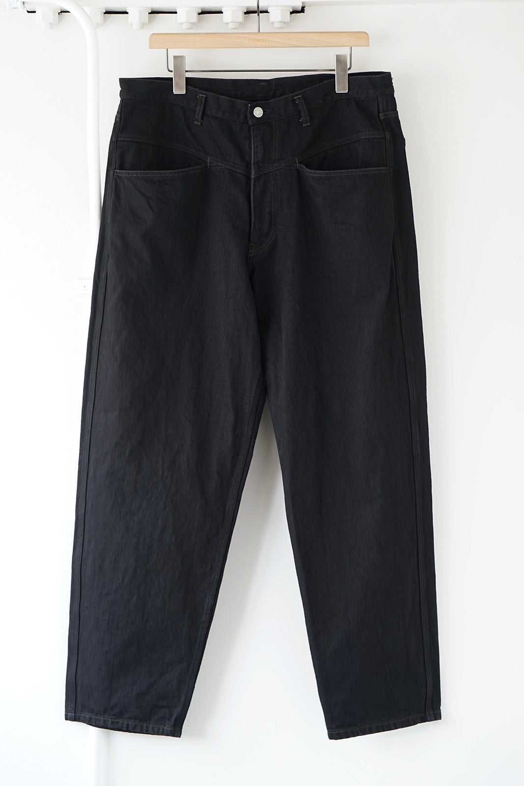 新作25AW COMOLI BLACK DENIM TAPERED PANTS COMOLI 