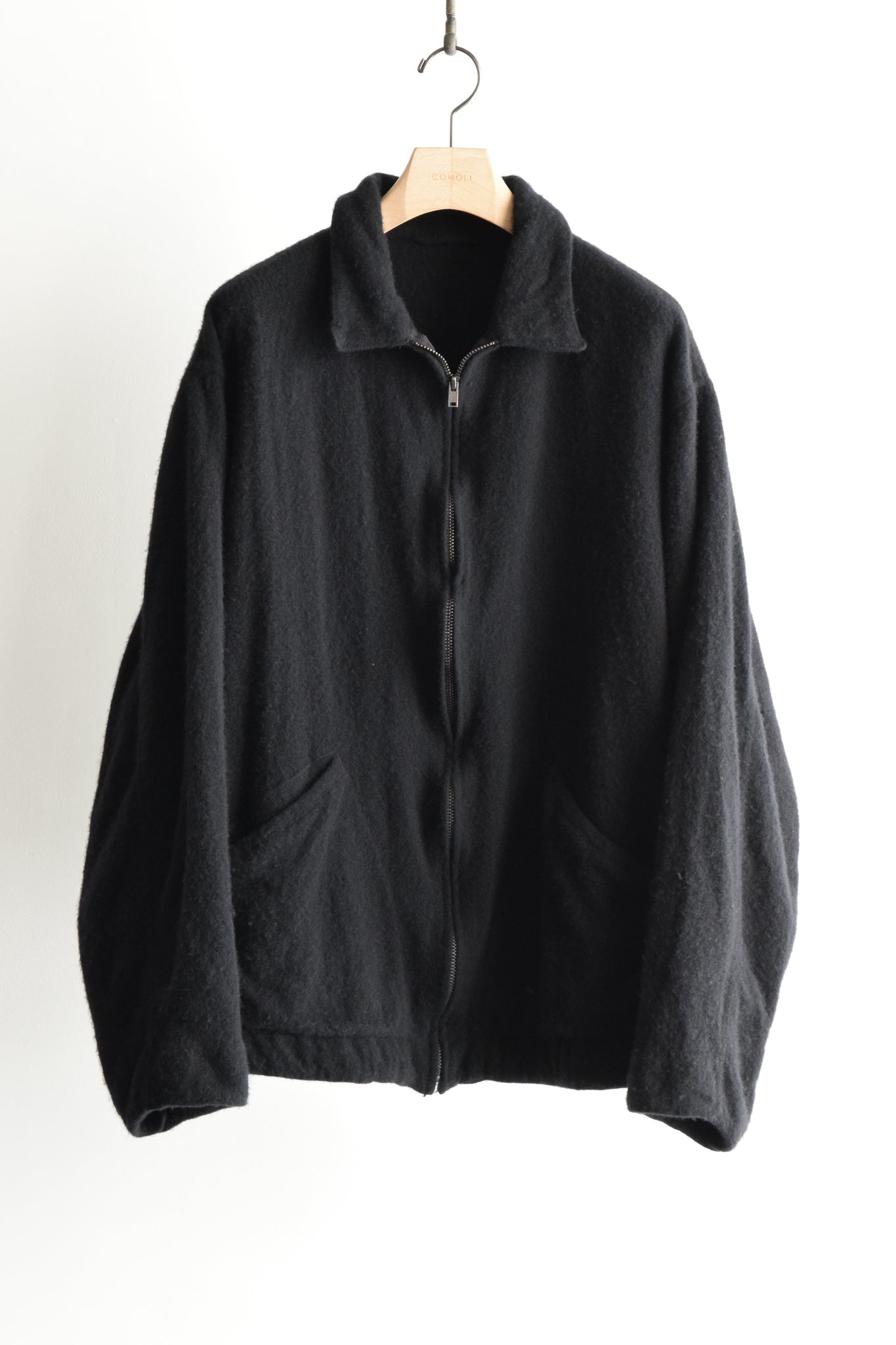 COMOLI "縮絨ウール ジップショートジャケット / BLACK"