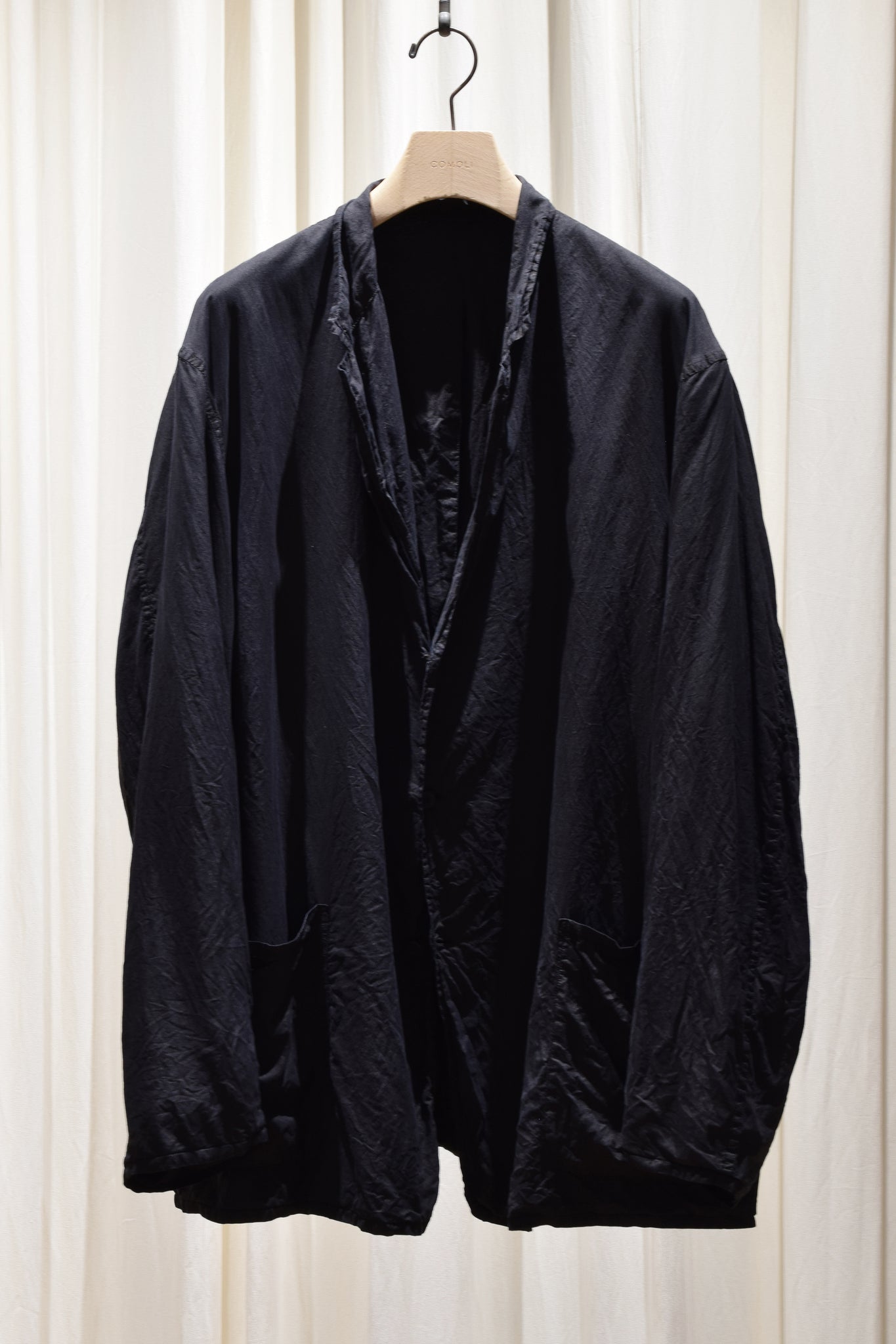 COMOLI "シルク製品染 ジャケット / BLACK"