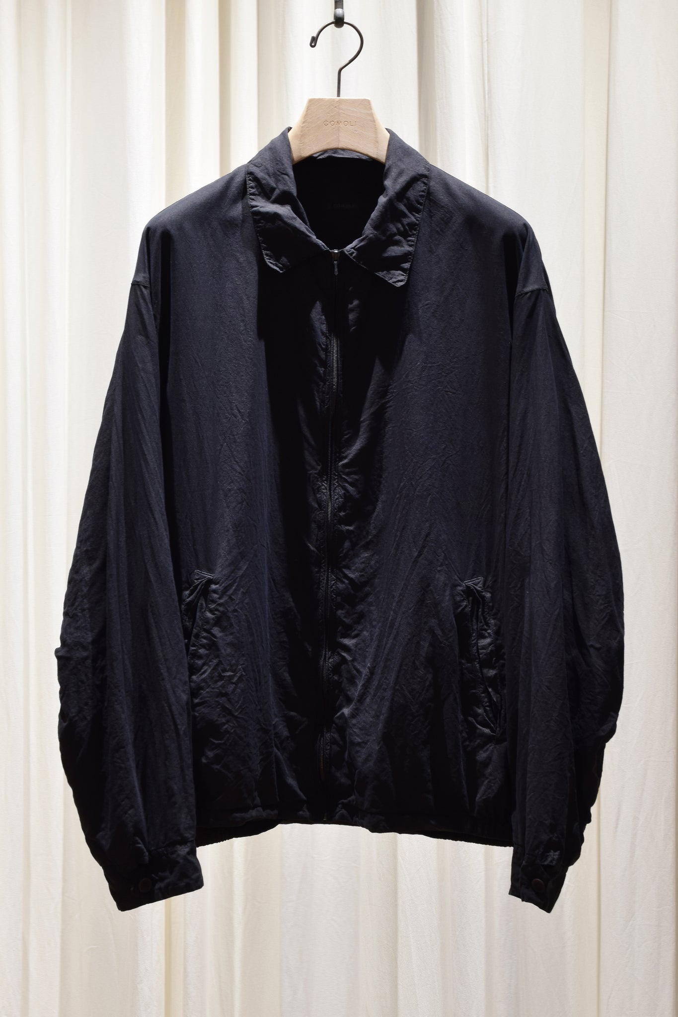 COMOLI "シルク製品染 ブルゾン / BLACK"