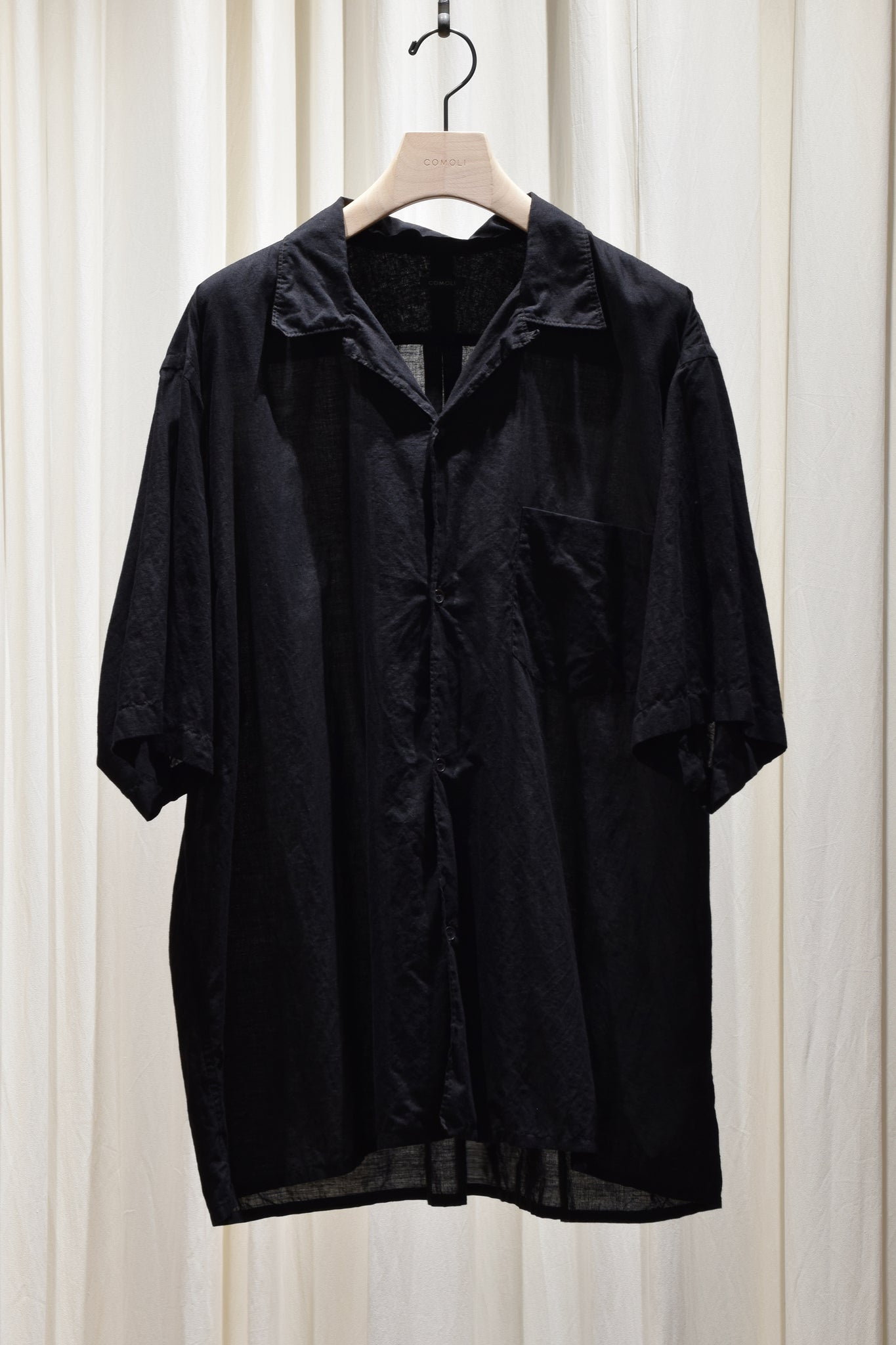 COMOLI "KHADIコットン 半袖オープンカラーシャツ / BLACK"