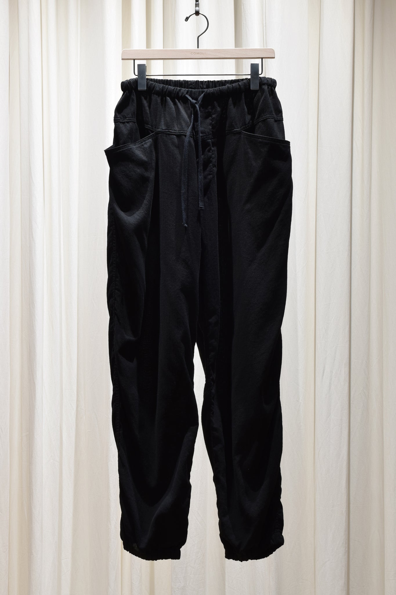 COMOLI "オックスフォード ドローストリングパンツ / BLACK"
