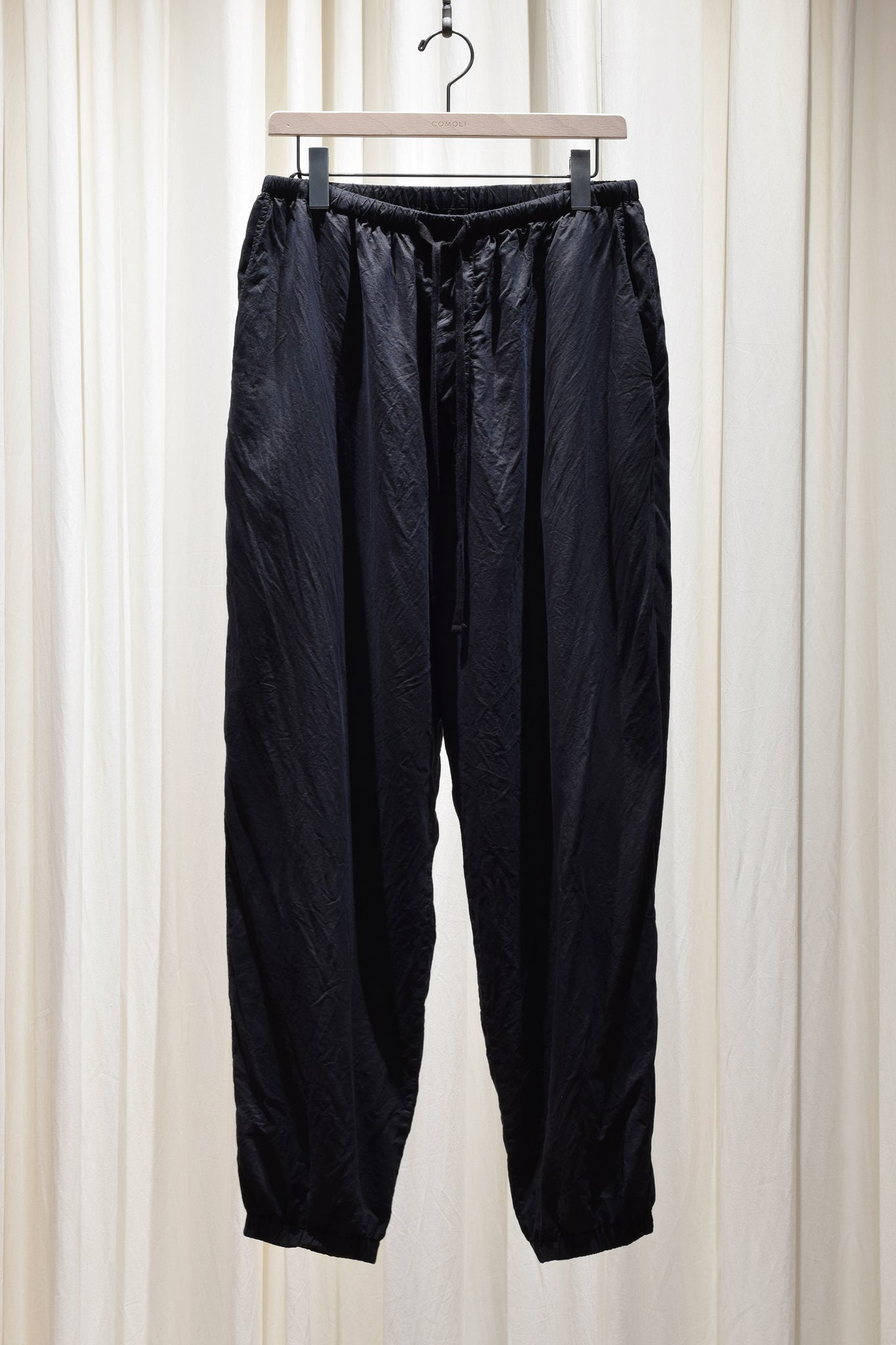 COMOLI "シルク製品染 ドローストリングパンツ / BLACK"