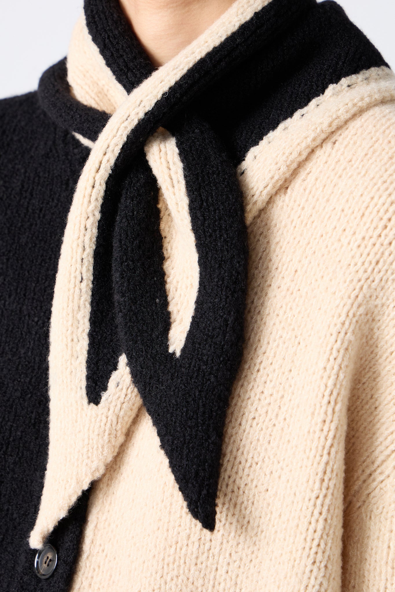 babaco"BICOLOR CASHMERE SILK TRIANGLE SCARF/ VANILLA / BLACK"