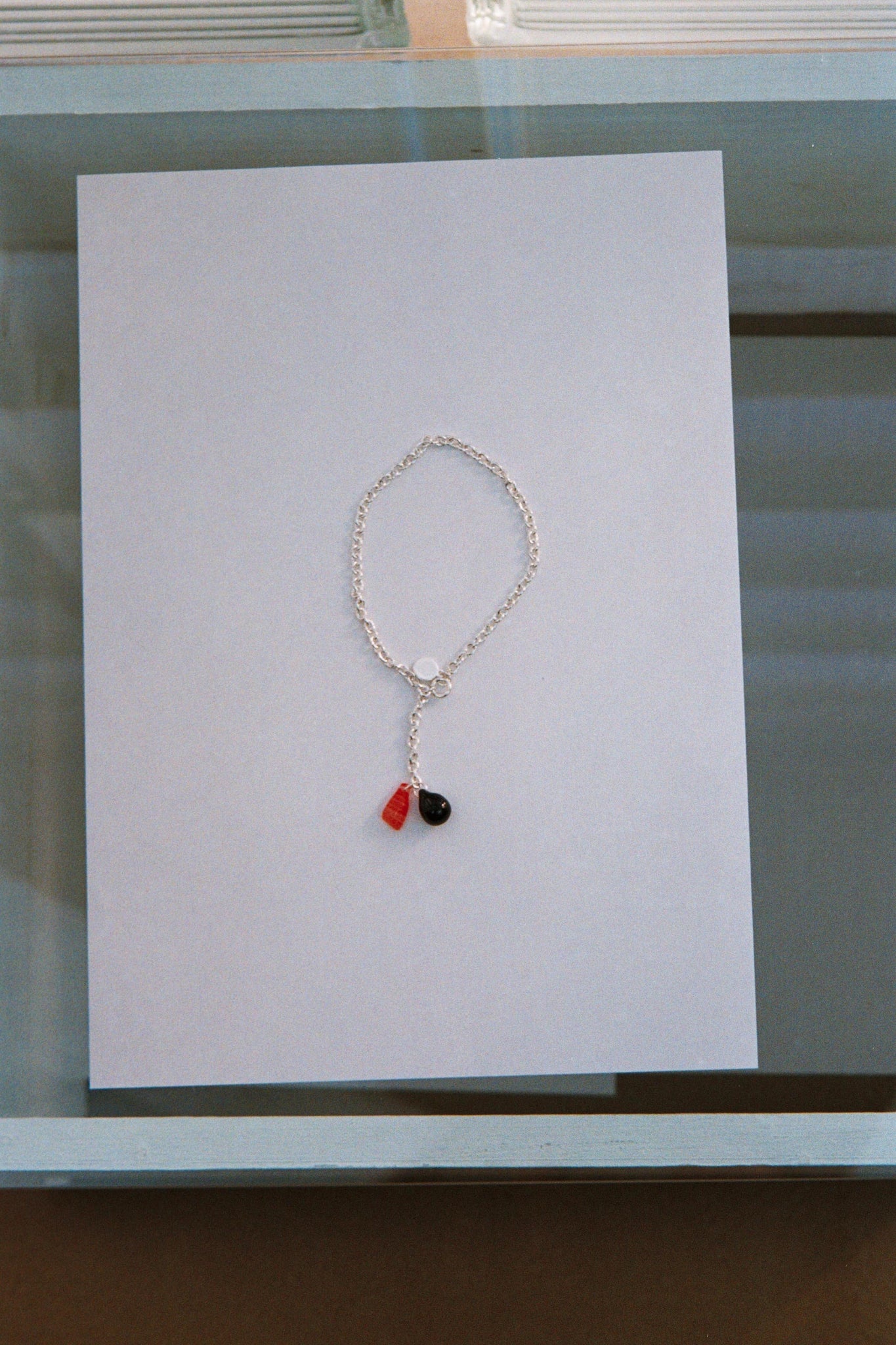 Sisi Joia "MENAD ANKLET / BLACK DROP / RED HAND"