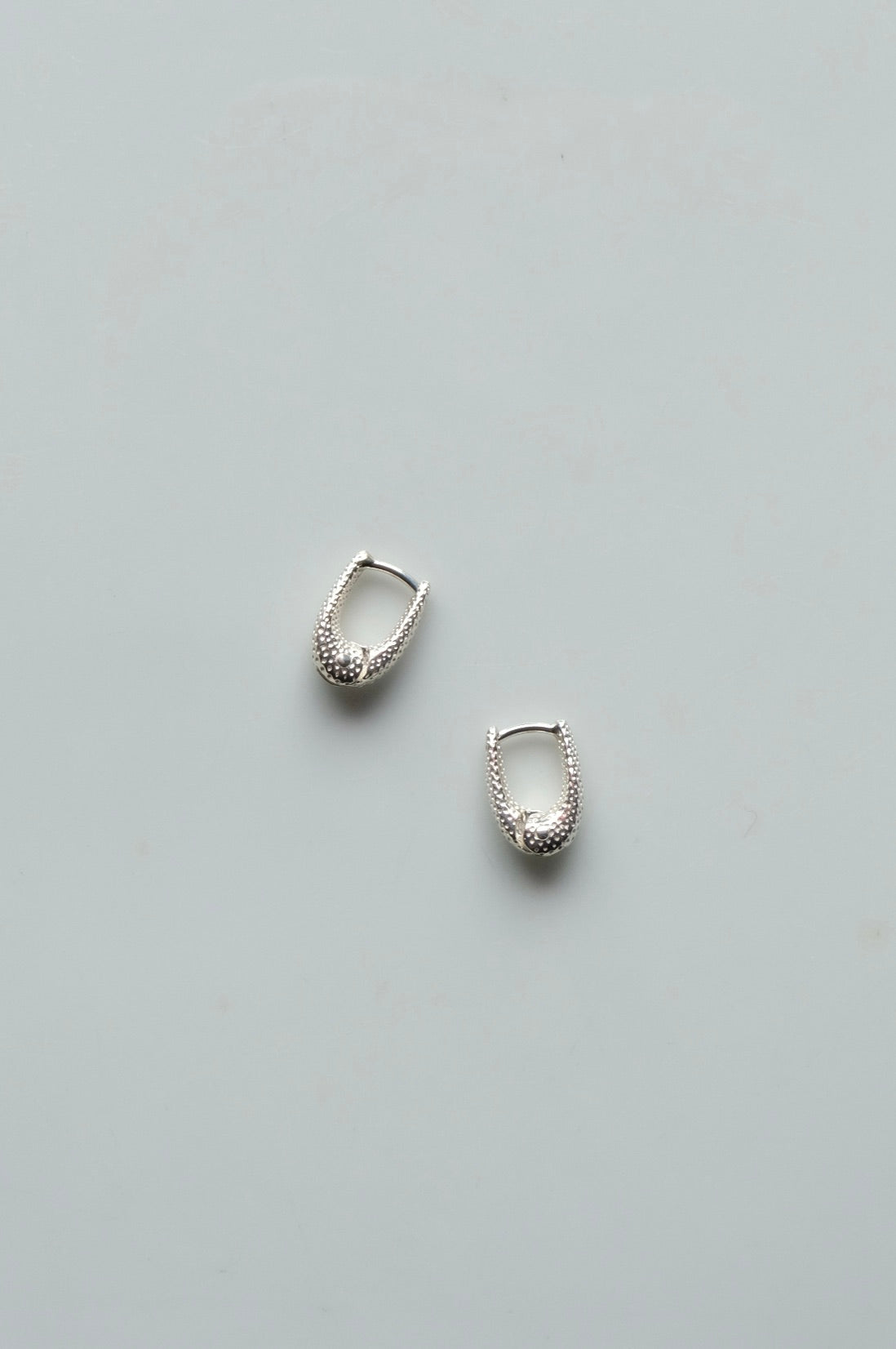 R.ALAGAN "TINY DOT THIN HOOPS / SILVER"