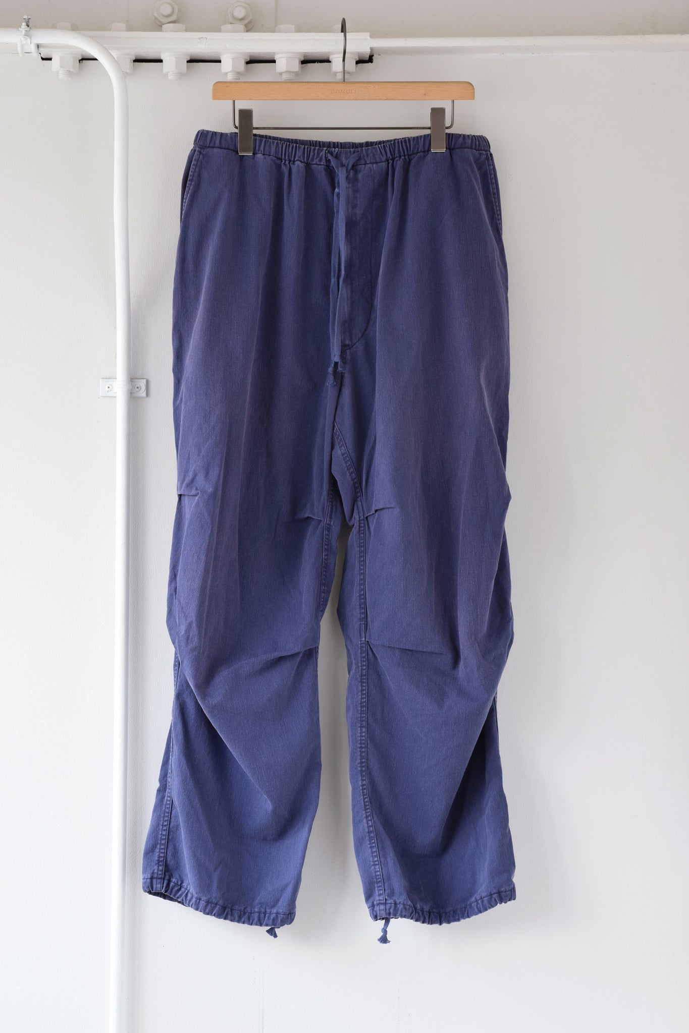 COMOLI "Cotton Drill Knee Tuck Pants / FADE BLUE"