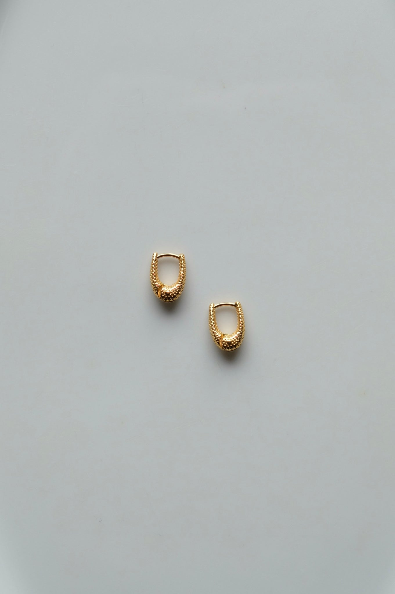 R.ALAGAN "TINY DOT THIN HOOPS / GOLD"