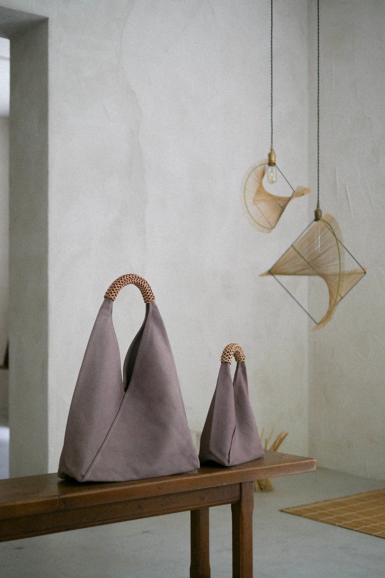 KAMARO'AN "NATURAL-DYED TRIANGLE BAG 36/ VIOLET-GRAY"