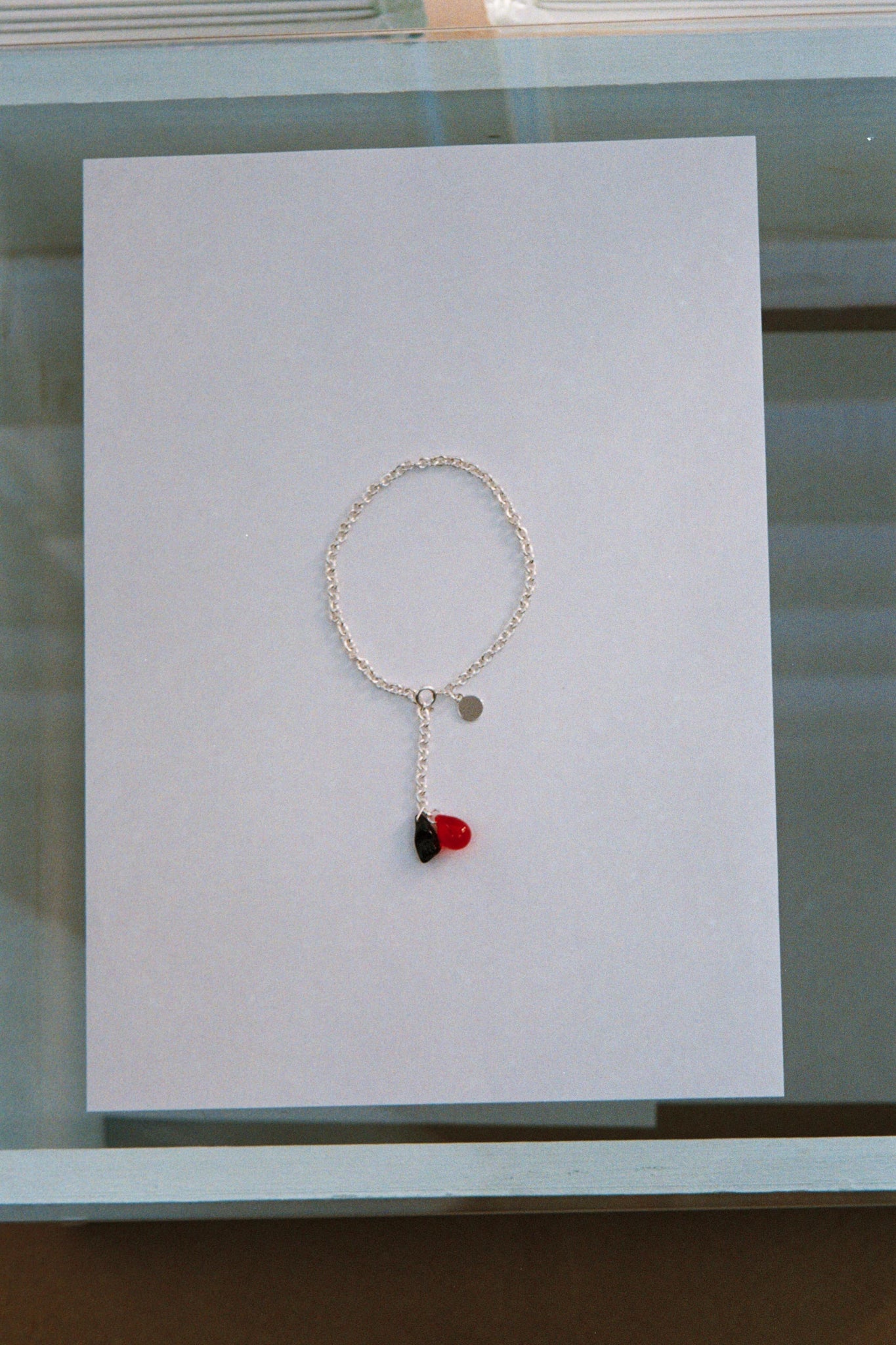 Sisi Joia "MENAD ANKLET / RED DROP / BLACK HAND"