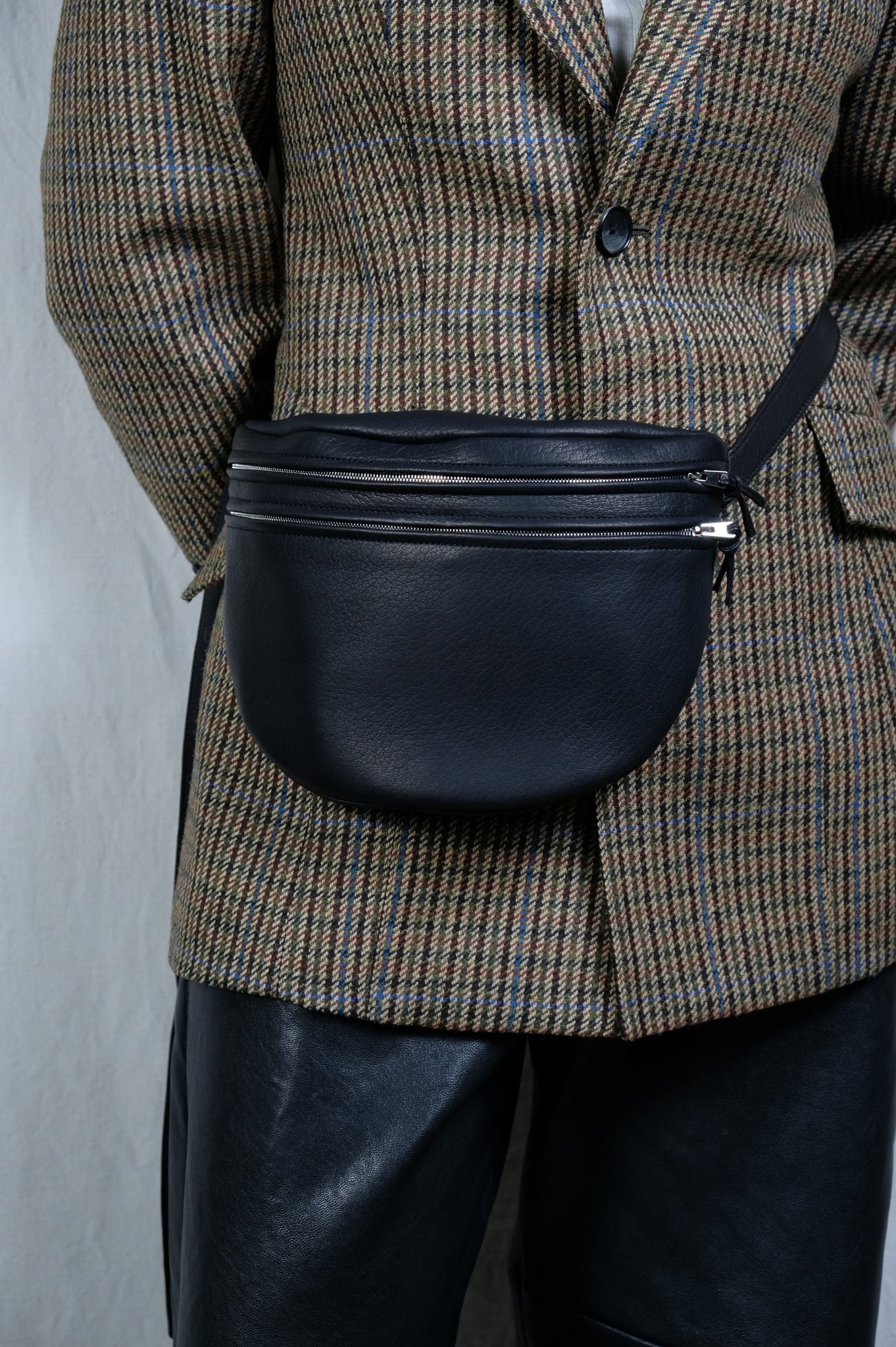 Aeta "DA112 SHOULDER POUCH: M/BLACK"