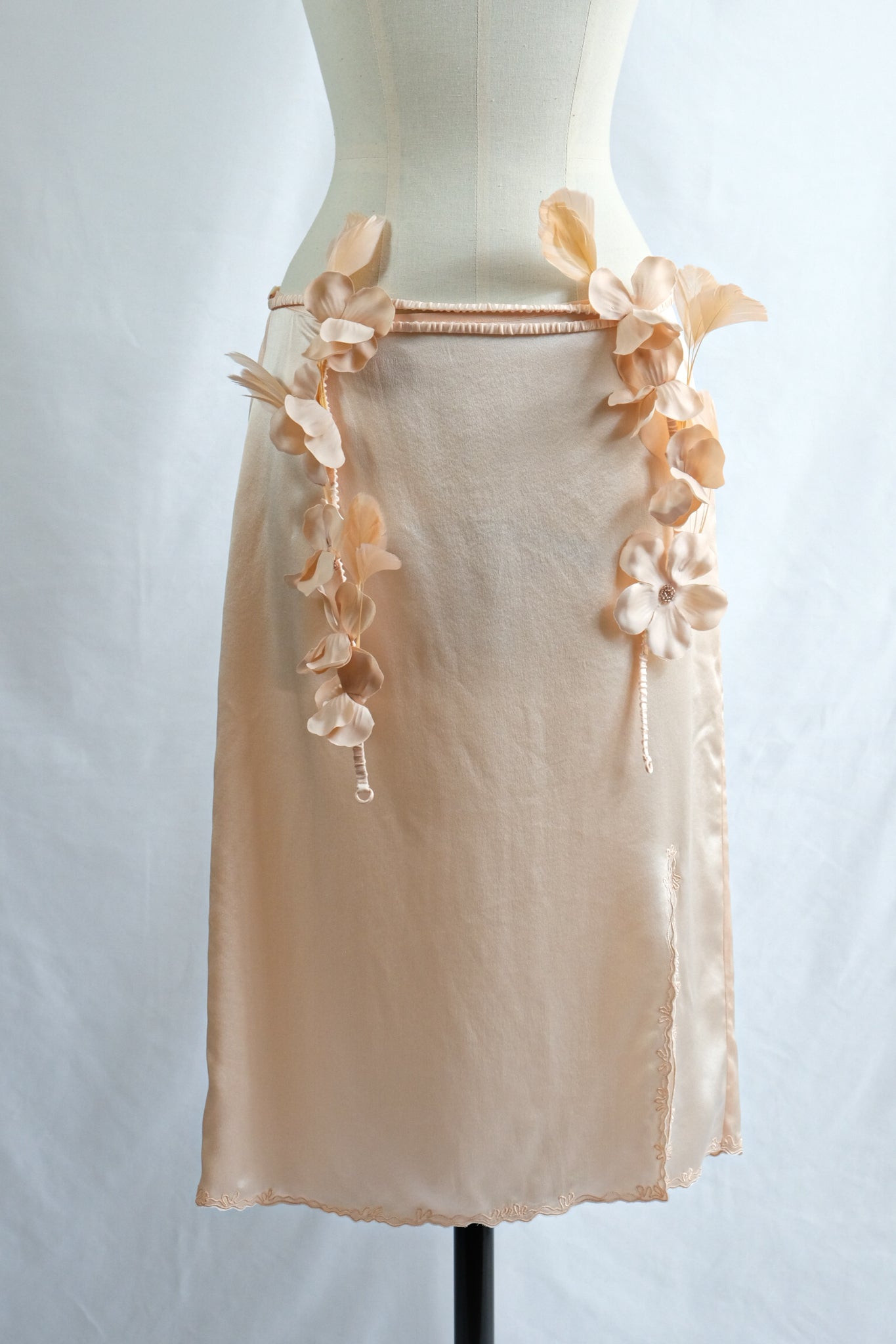 FUMIKA_UCHIDA "SILK SATIN SKIRT / CORAL"