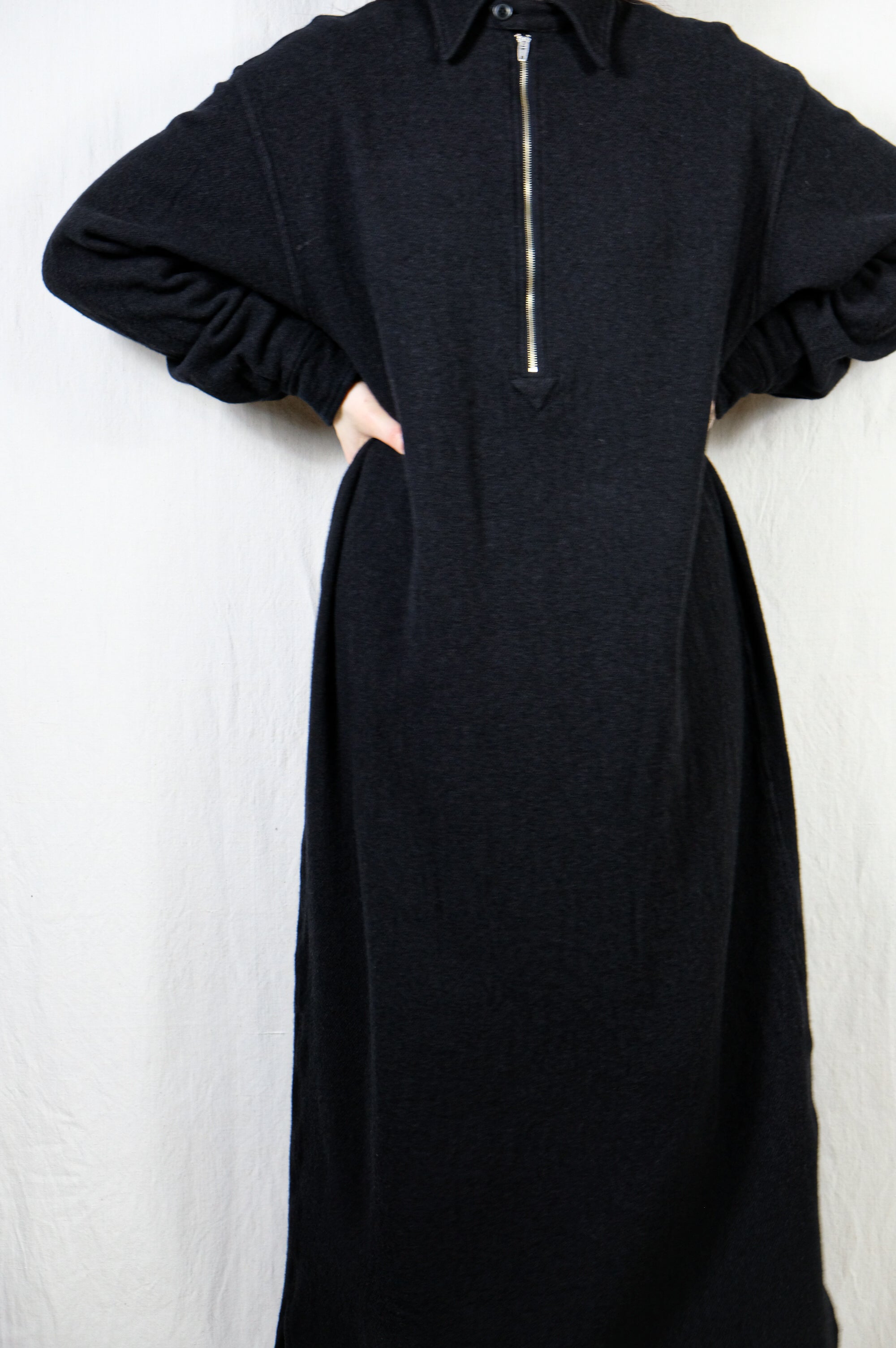 縮絨ウール ハーフジップワンピース　コモリ COMOLI ''縮絨ウール ハーフジップワンピース'' (BLACK) – THE