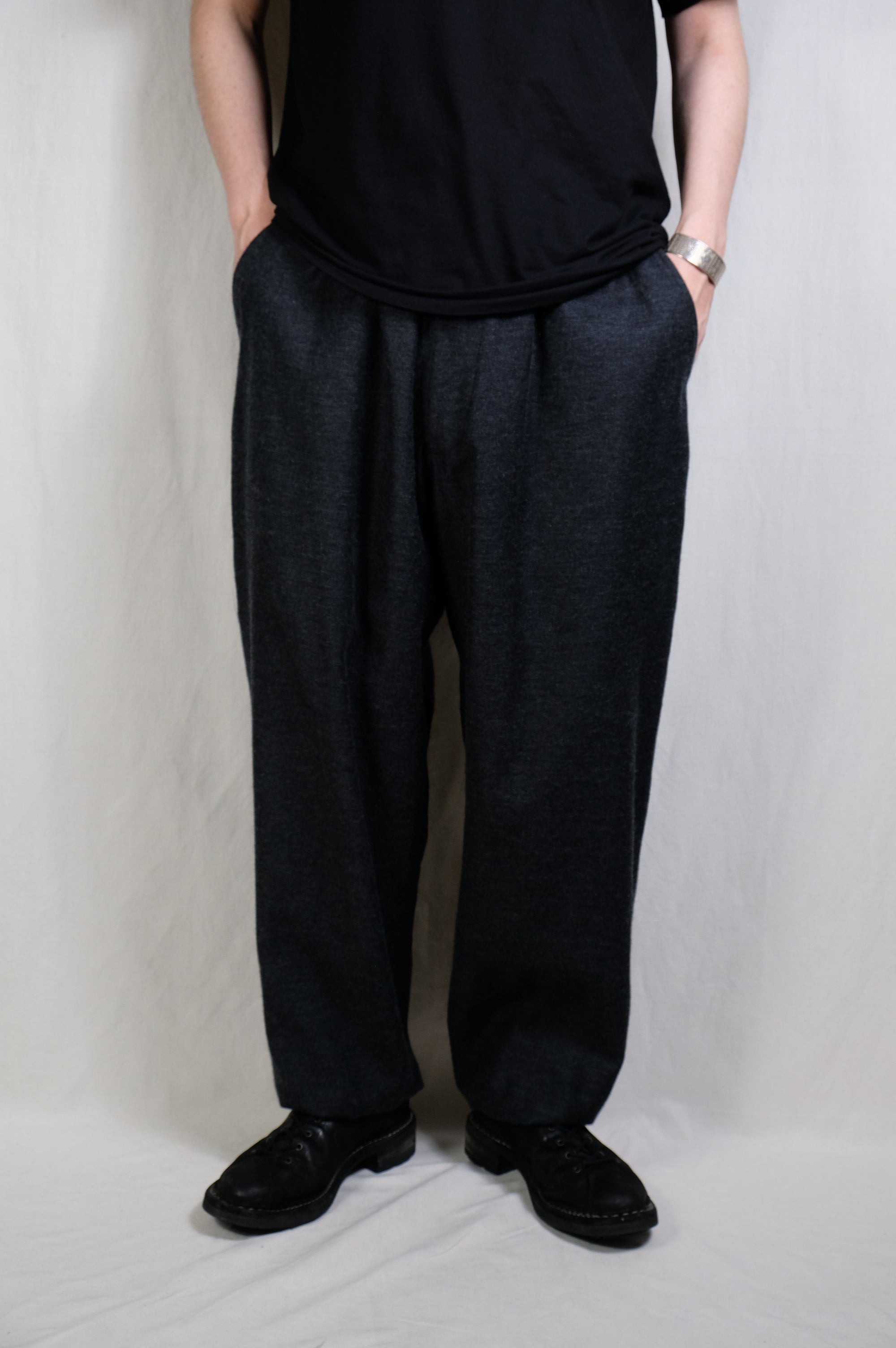 COMOLI ローシルクワイドパンツ COMOLI (コモリ) ウールシルク ドローストリングパンツ