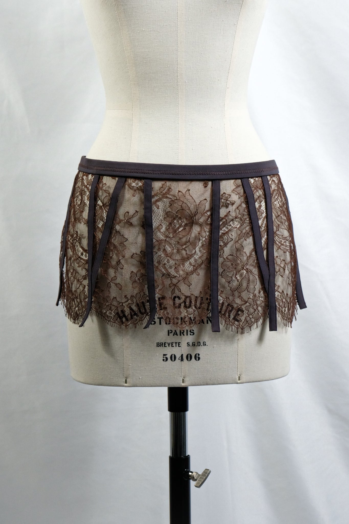 FUMIKA_UCHIDA "LEAVER LACE GARTER / BROWN"