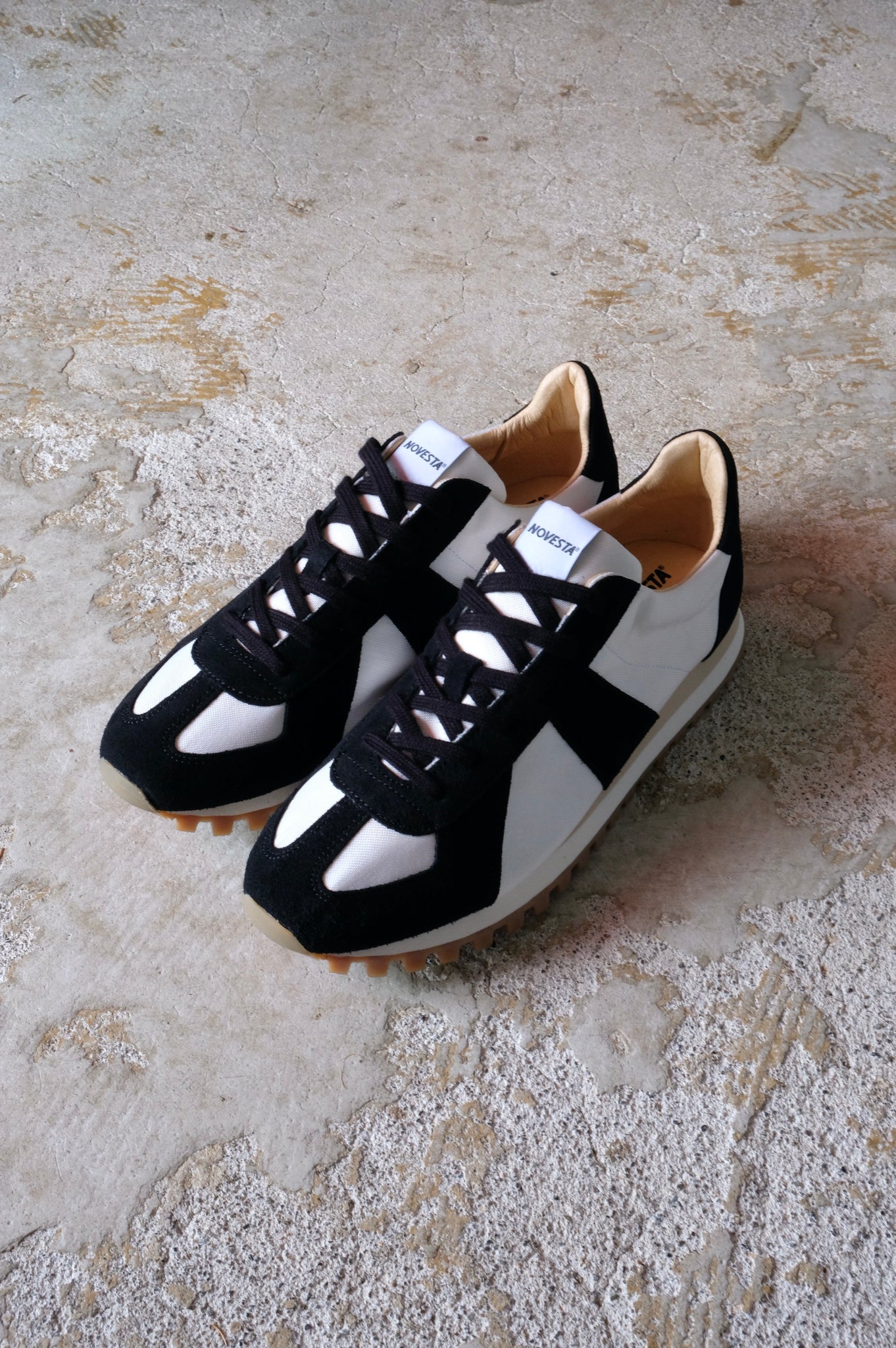 NOVESTA "GERMAN TRAINER TRAIL /  BLACK IVORY"