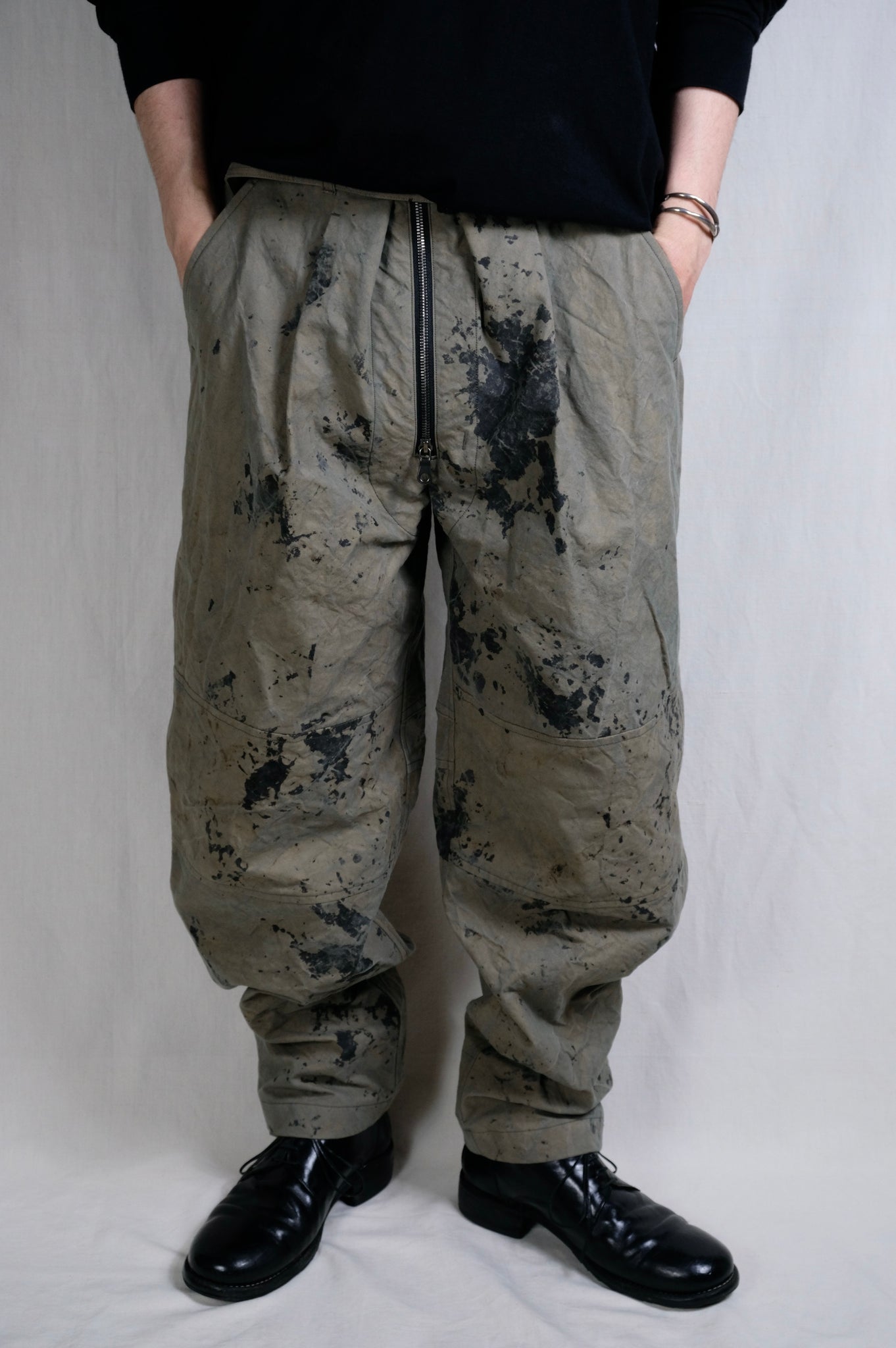 Yamauchi "No-mulesing wool, maximum density double cross, one-cut easy pants / CHARCOAL BROWN"