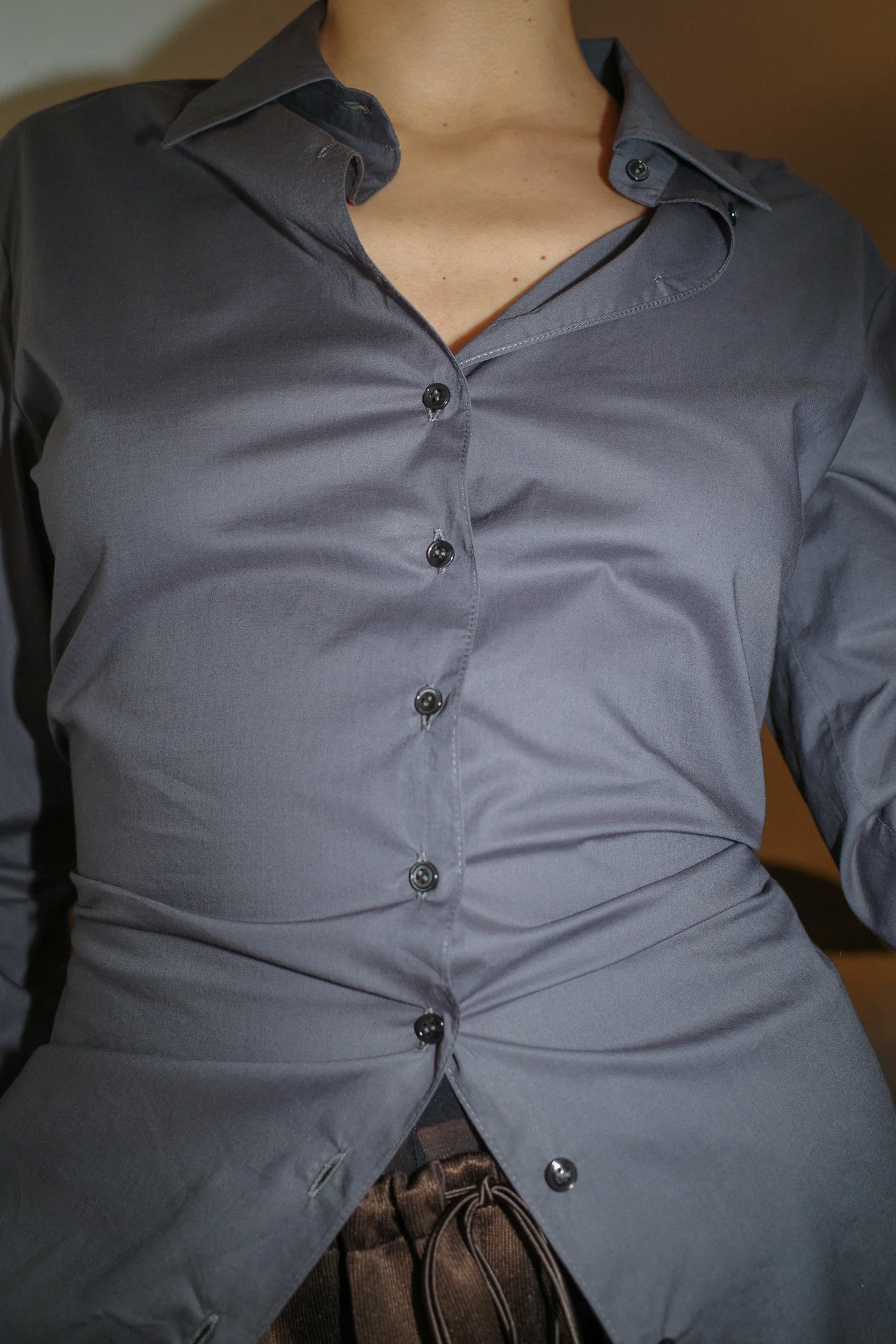 BAMBOU ROGER KWONG"COTTON POPLIN FITTED CUFFLESS SHIRT / SOURIS"