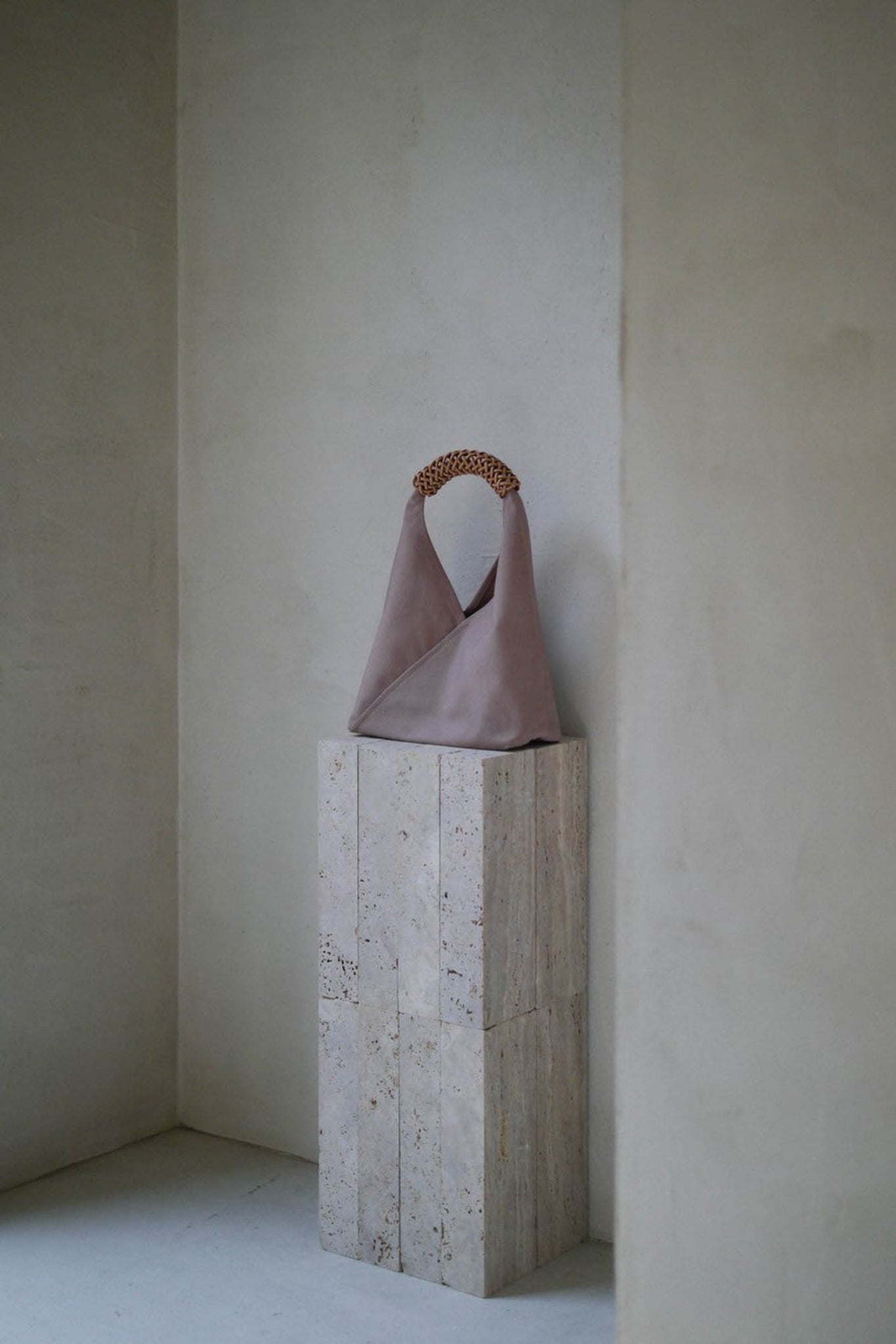 KAMARO'AN "NATURAL-DYED TRIANGLE BAG 36/ VIOLET-GRAY"