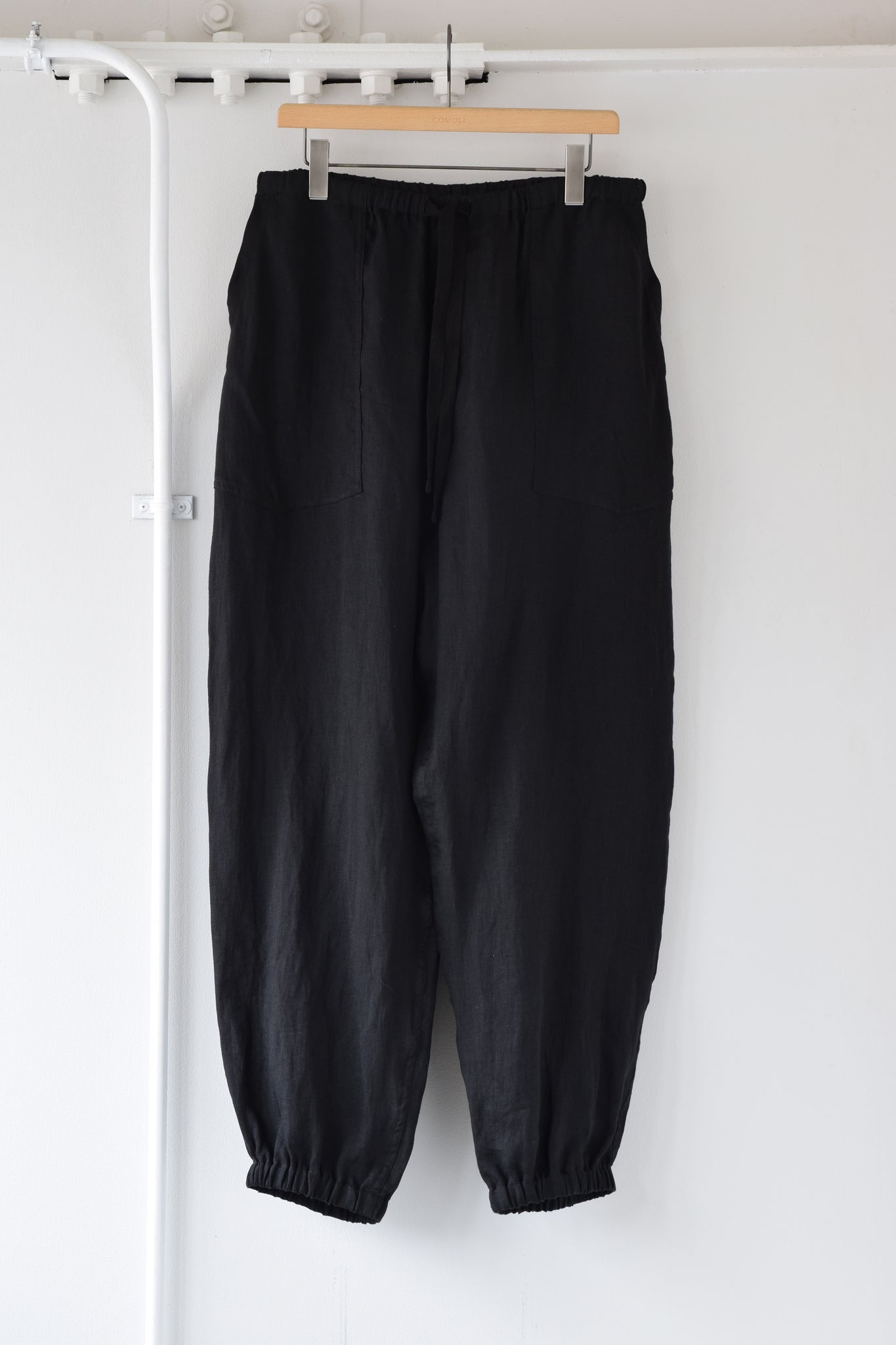 COMOLI "Linen W Cross Drawstring Pants / BLACK"