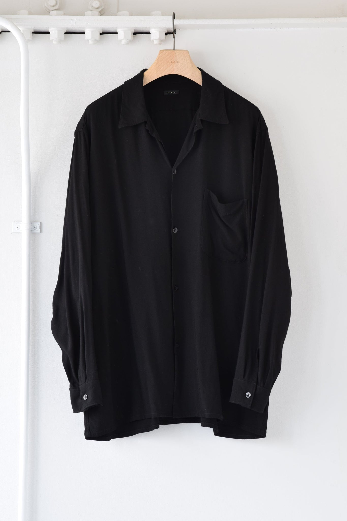 COMOLI "レーヨンオープンカラーシャツ / BLACK"
