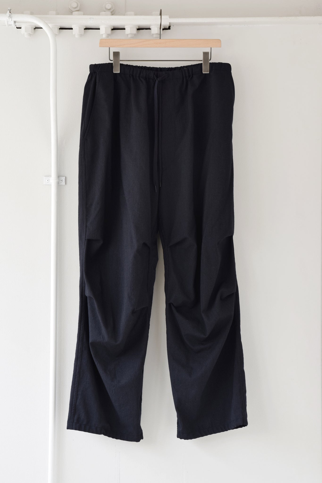COMOLI "Wool knee-tuck pants / STRIPE"