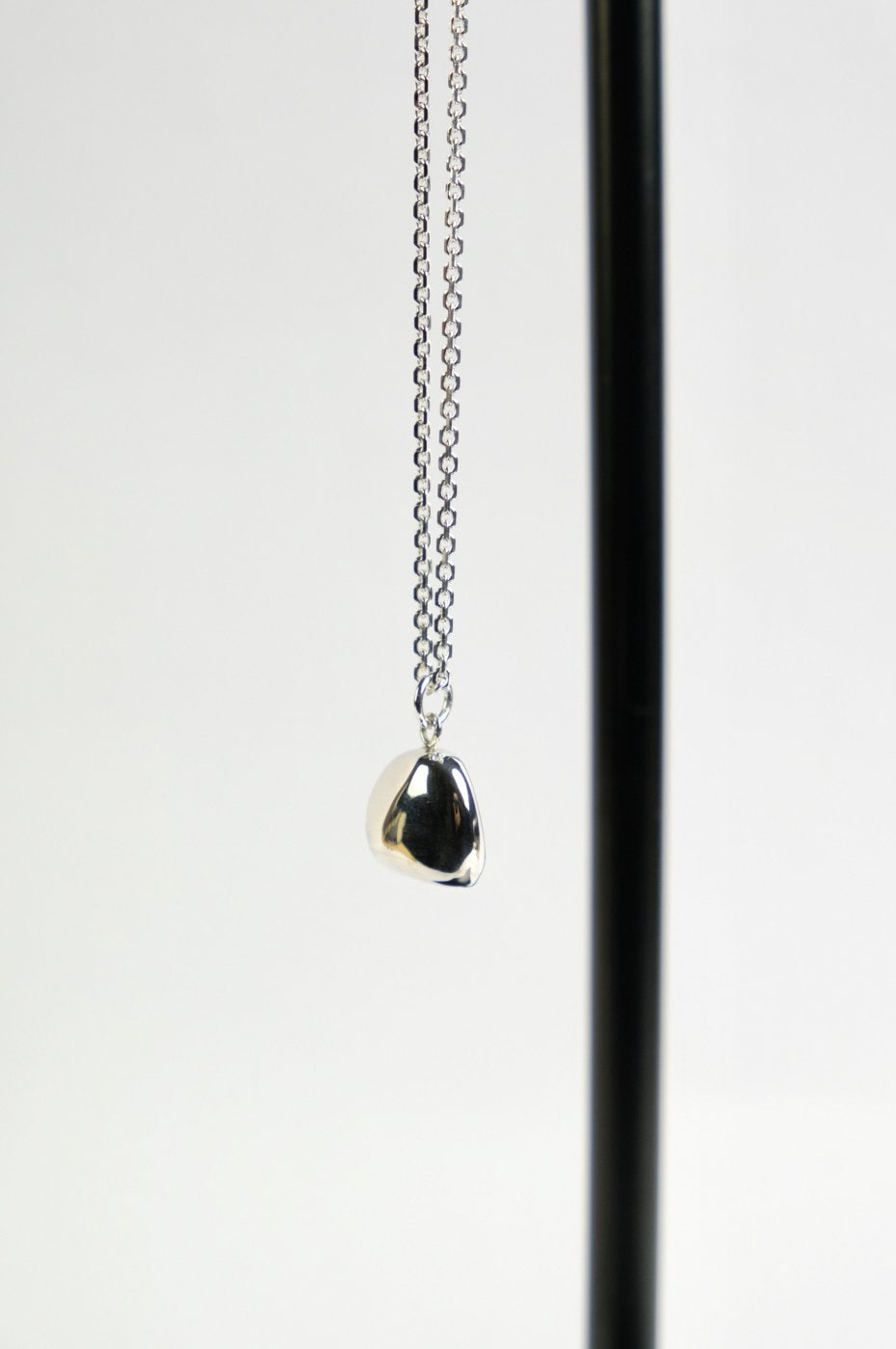 R.ALAGAN "AWKWARD BALL NECKLACE/SILVER"