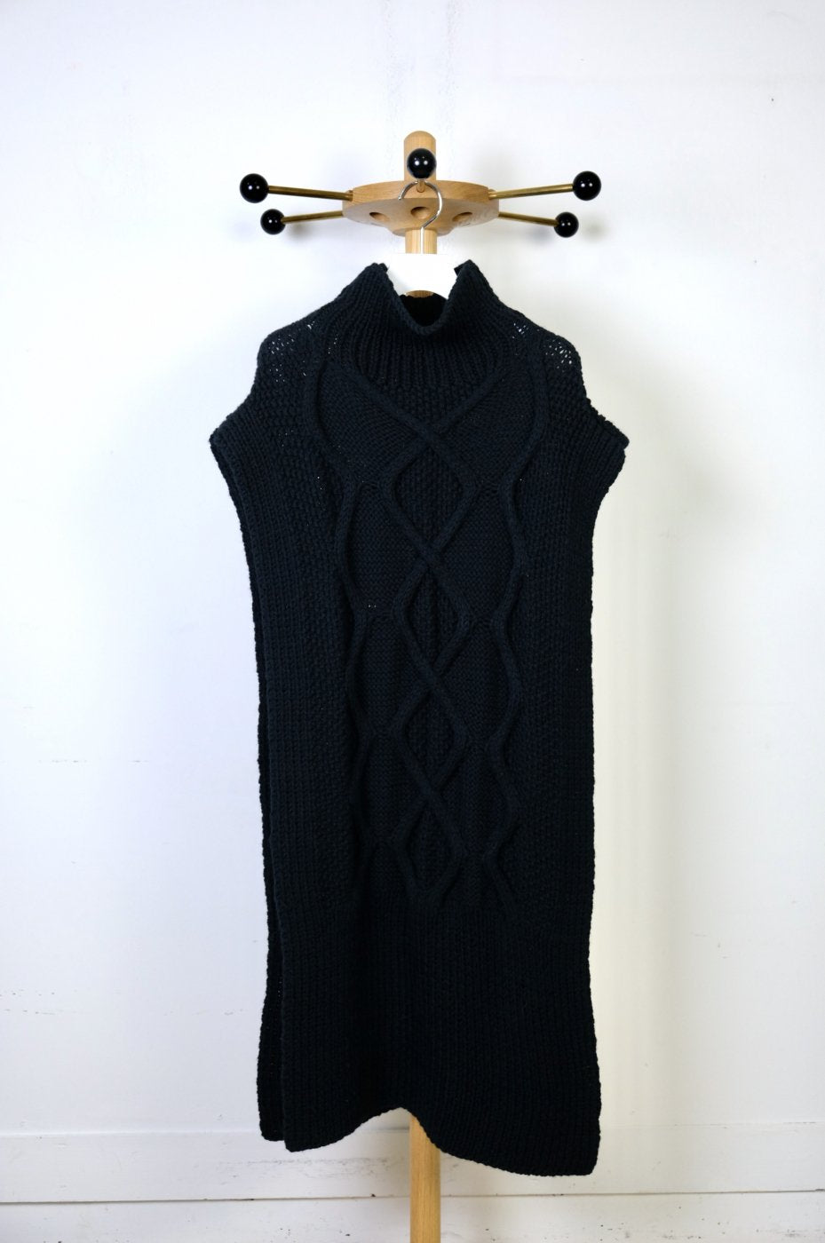 【50%OFF】MAYDI "CABLE STITCH HAND KNITTING ROLL NECK VEST / BLACK"